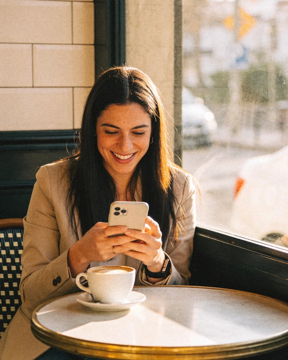 Nutricionista con el celular en un café